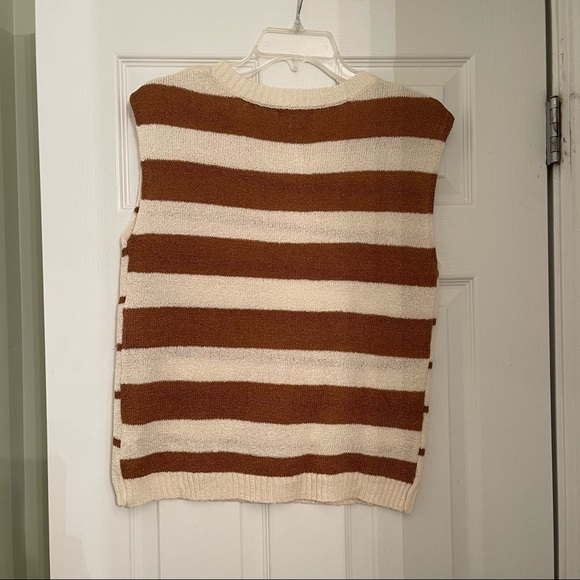 Cream & tan striped sleeveless sweater - Picture 4 of 5
